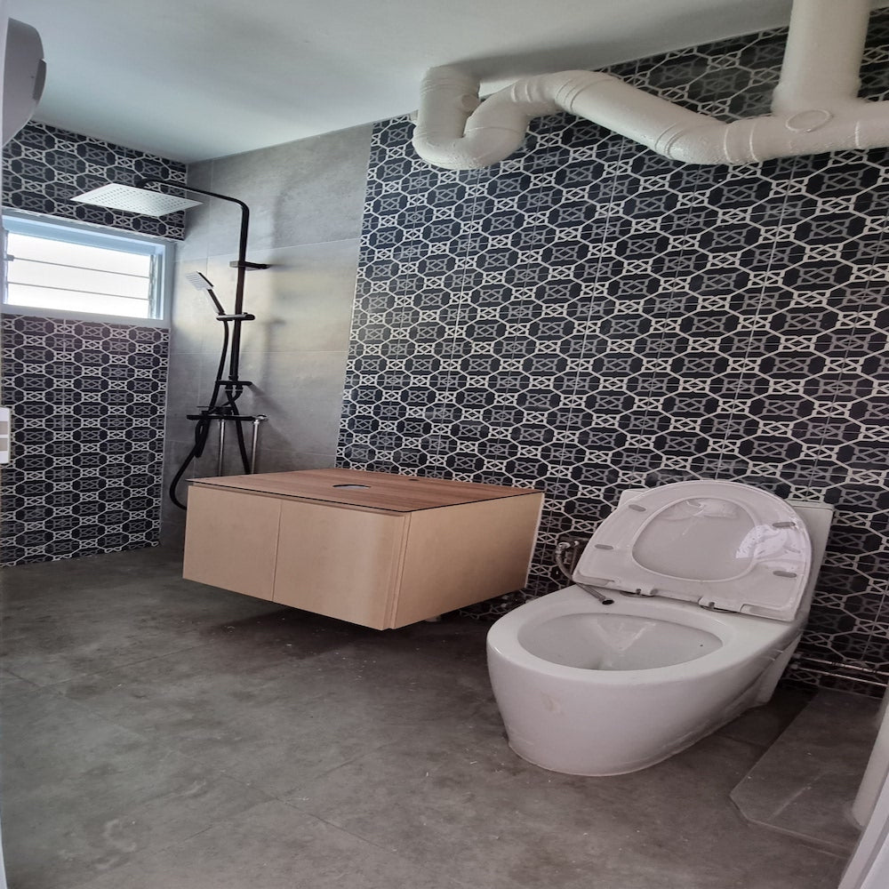 bathroom with toilet & shower